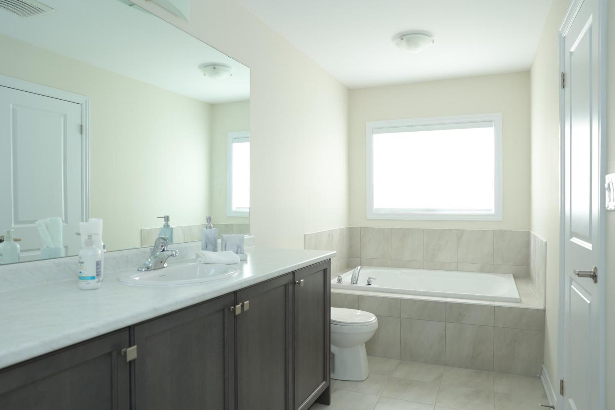 Only 10 Mins From Niagara Falls Holiday home