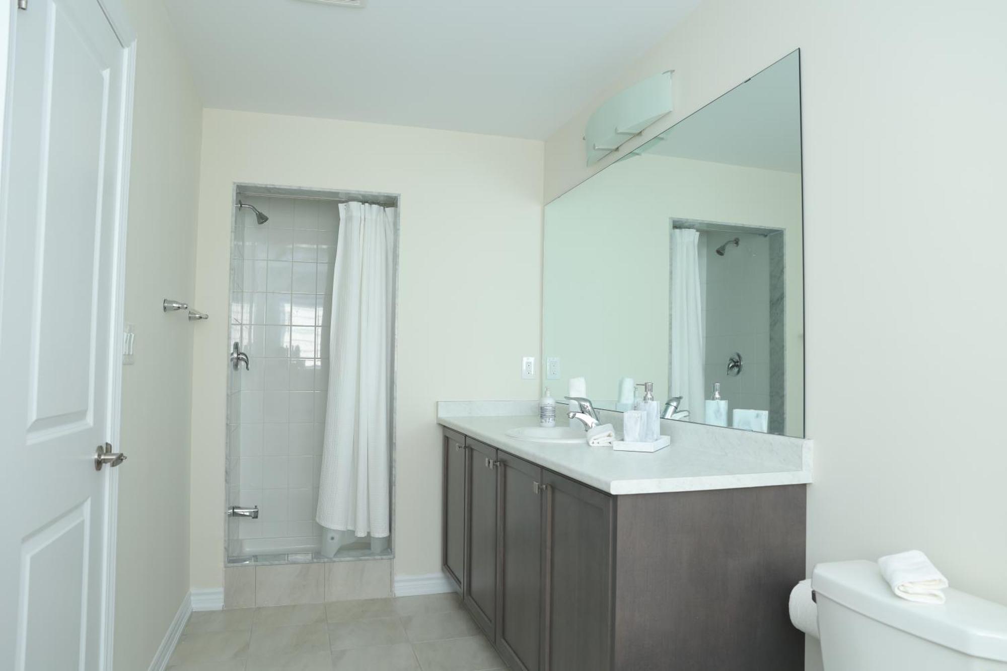Holiday home Only 10 Mins From Niagara Falls *